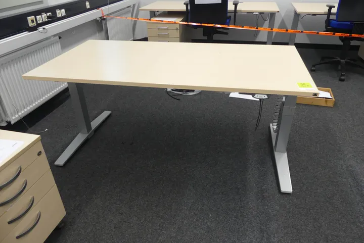 König+Neurath Elektrisch Höhenverstellbarer Schreibtisch Maße in cm ca.: 160 x 80